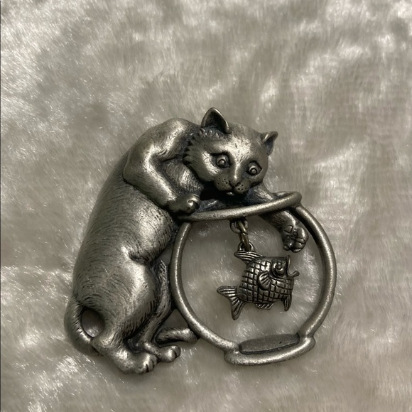 ☘️JJ Jonette Pewter Cat and Fish in Bowl Brooch - Picture 1 of 2